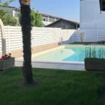 Esempio di recinzione in PVC bianco modello Privacy installata su muretto in cemento