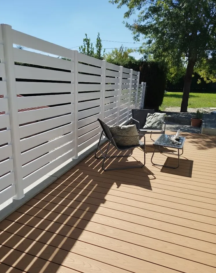 Recinzione in PVC bianco modello Privacy installata in giardino con ecking wpc